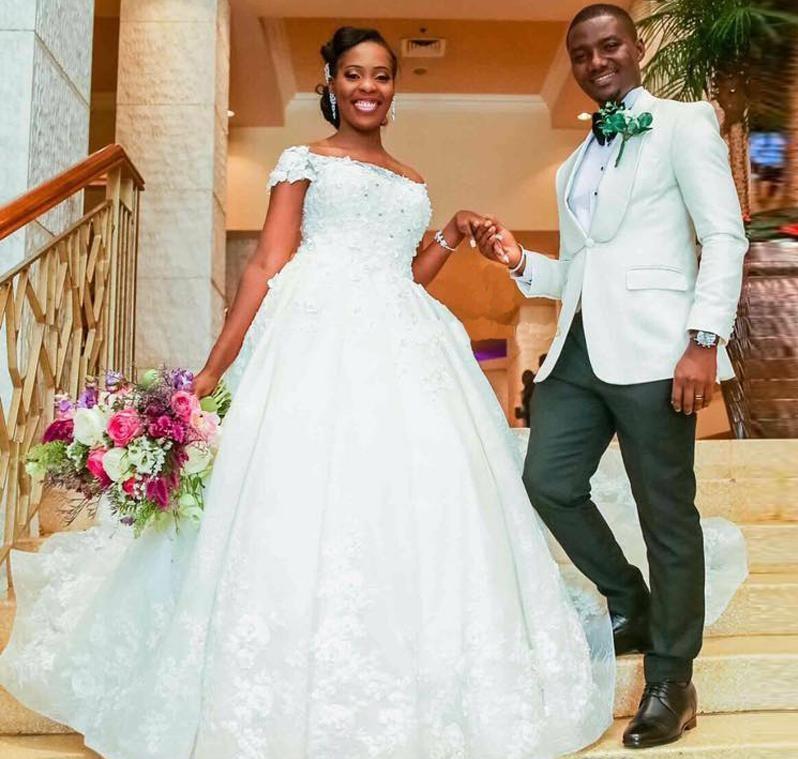 

Arabic Dubai Wedding Dresses 2020 African Off Shoulder 3D Floral Appliques Pearls Chapel Train Long Tail Bridal Gowns vestidos de novia, Royal blue