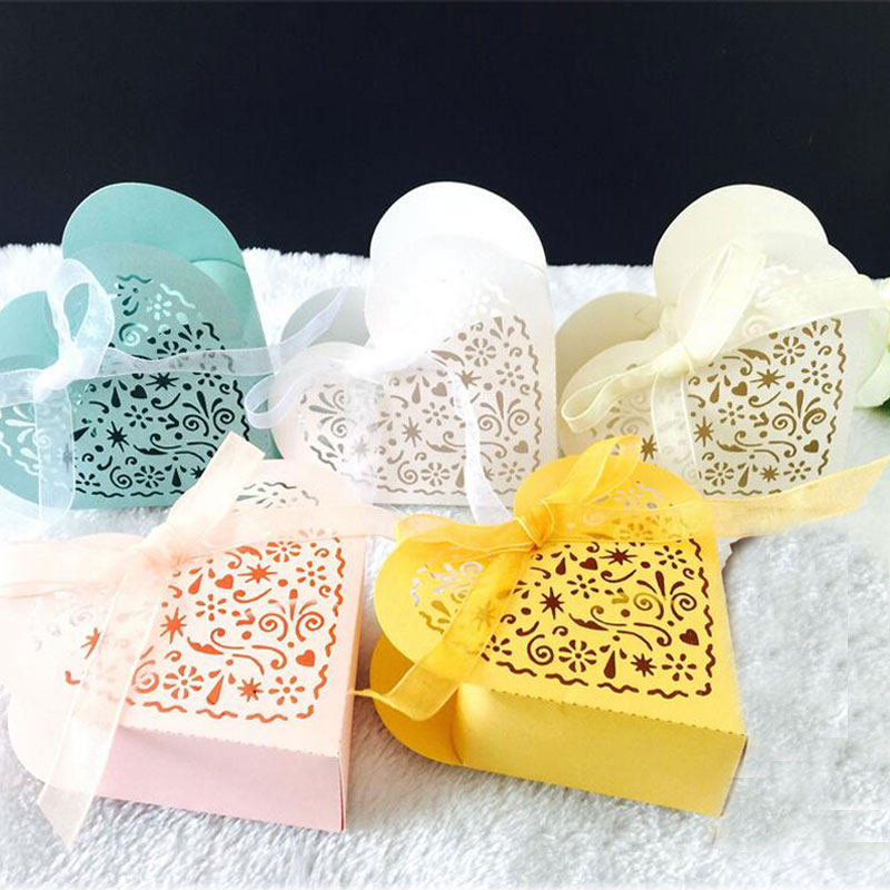 

50pcs Hollow Love Heart Wedding Candy Boxes Sweets Gift Box Small Flower Box with Ribbon Wedding Party Gift Boxes Package