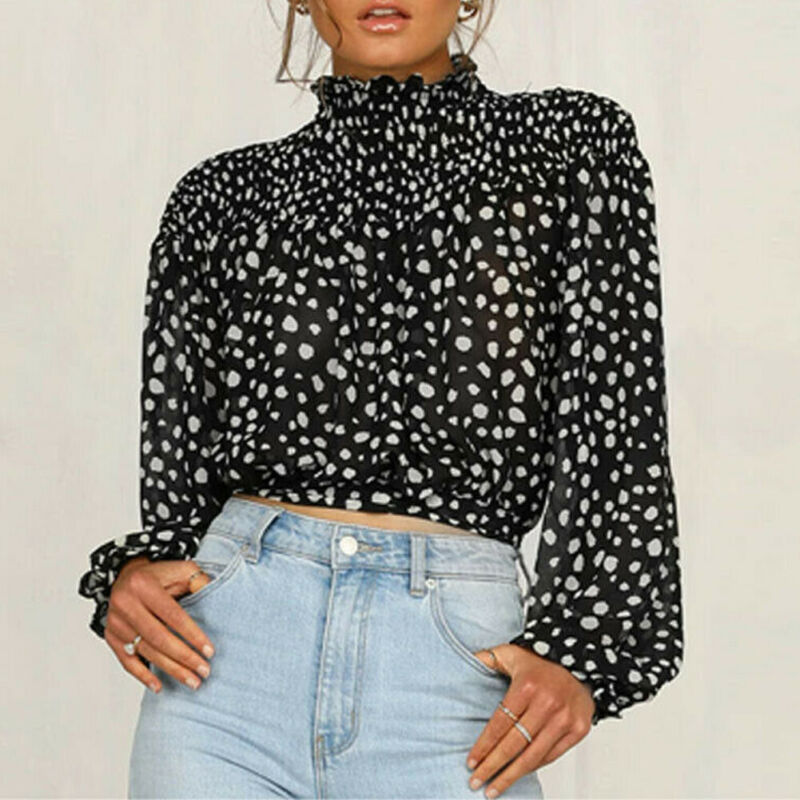 blusa negra con lunares blancos