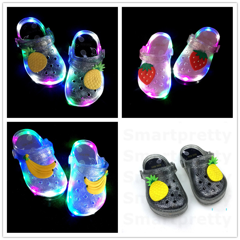 

Girls Jelly Fruit Strawberry Banana Slippers with Led Light Summer Kids Non-slip Hole Glowing Beach Sandals Princess Shoes size 25-35 E31010, Random color