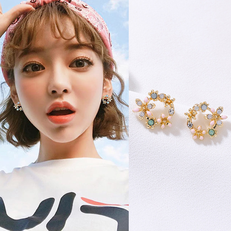 

Small Fresh A Surname Earrings Garland Ear Nail Woman Temperament Concise Wreath Eardrop Petal Ear Nail