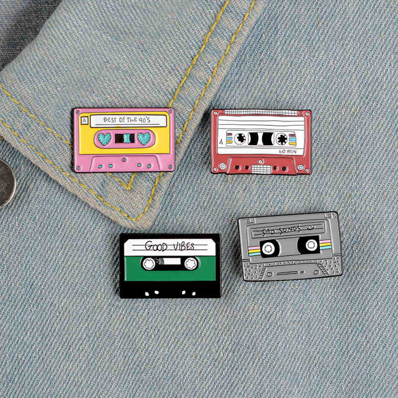 

Classic Videotape enamel pin brooches for women Recording memories soft badge Vintage maiden Lapel pin Clothes bag jewelry 90s gifts