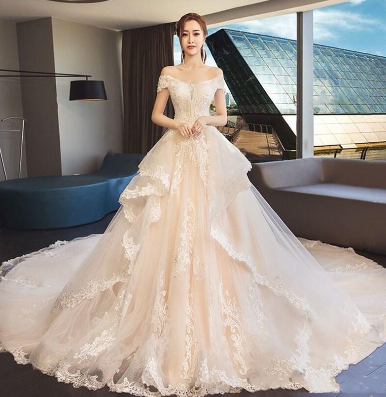 

2020 Glamorous White Batesu A Line Tiered Skirt Lace Applique Short Sleeves Sweep Train Lace Up Wedding Dresses Wedding Gown Custom Made