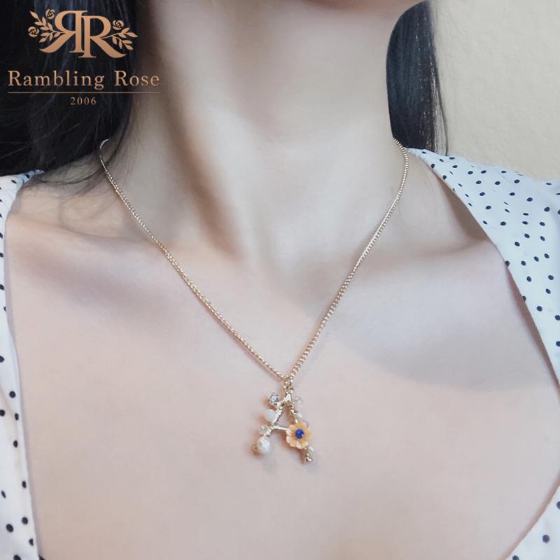 

New Trend Necklace For Women A-Z Alphabet Letter Pendant Necklaces With Flower Shell Pearl Personalization Necklace Jewelry