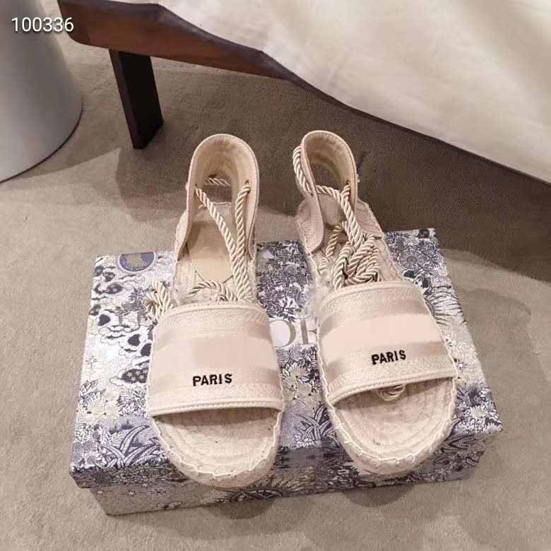 

A very comfortable lady's flat woven sandals fashion luxury shoes high quality summer wild beach non-slip retro shoes, White