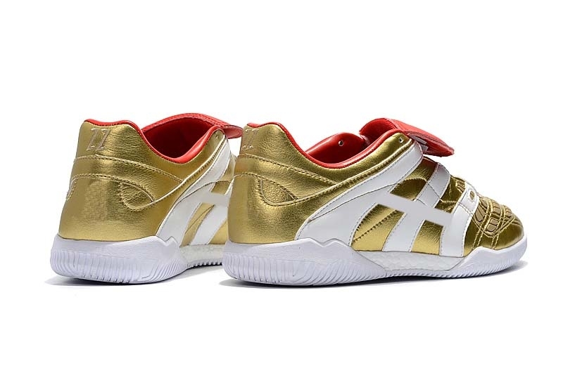 zapatillas de futbol doradas