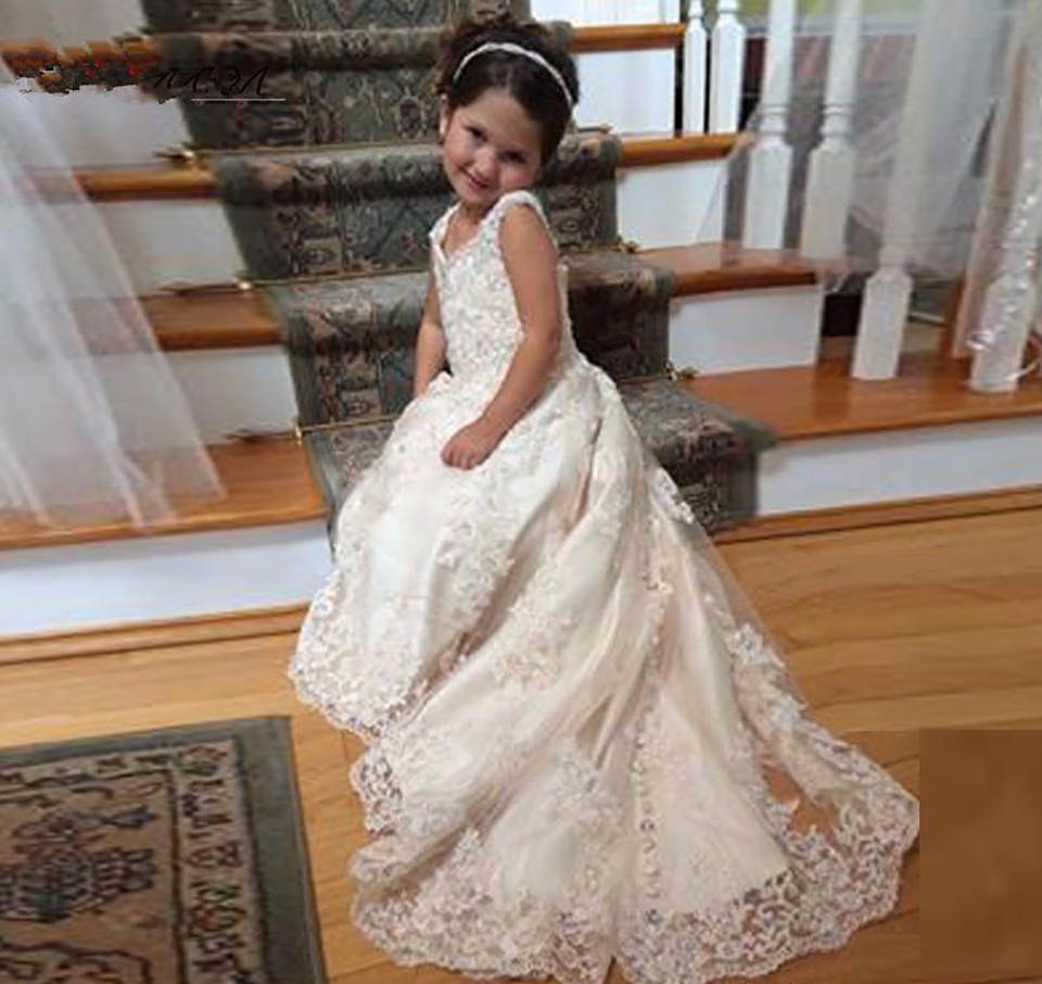 Longue Dentelle Robe De Fille De Fleur Cap Manches Une Ligne À La Main Appliques Étage Longueur Enfants Pageant Robe De Fête D'anniversaire Robes