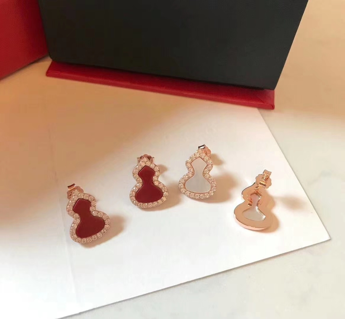 

Classic Gourd Stud Earrings Elegant Simple Style Stud Earrings Fine Jewelry for Lady Red White Stud Earrings