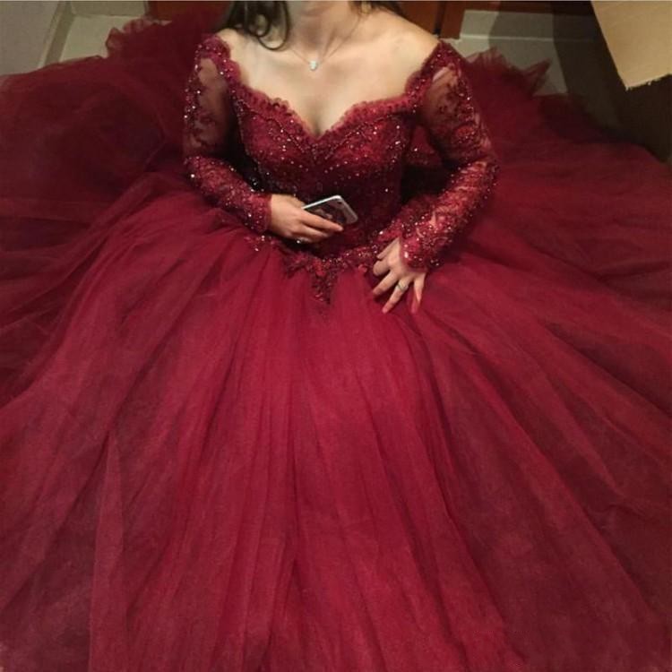 

2022 Sexy Burgundy Ball Gown Quinceanera Dresses Off Shoulder Long Sleeves Lace Appliques Beaded 16 Puffy Tulle Plus Size Prom Evening Gowns, White