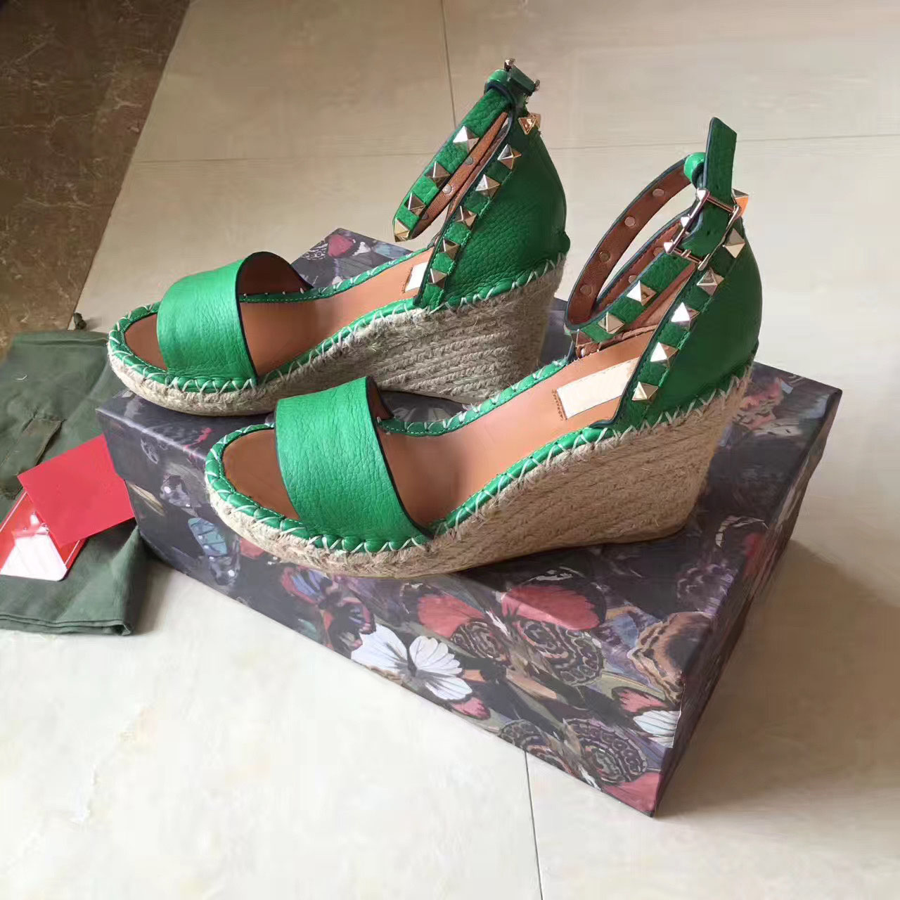 

European big name luxury slipper goods, style women's shoes, Woven sole heel sandals, formal genuine leather, foot rivet, Sky blue