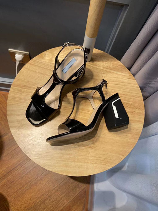 

2020 new European Designer Sandals fashion Triangle Decorative sandals women's thick heels high quality real leather shoes high heels show, Nude
