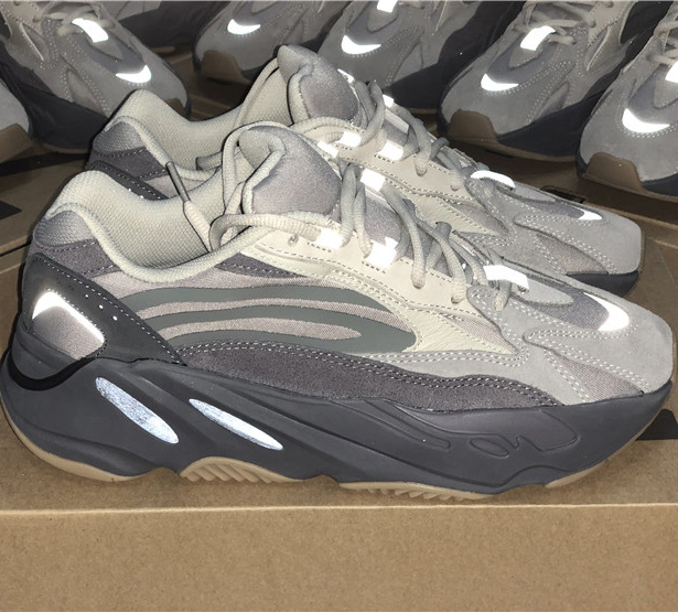 

2019 Teal Blue 700 V2 Vanta Wave Runner Running Shoes Hospital Utility Black Inertia Static 700 V2 Kanye West Designer Shoes Sport Sneakers, Salt