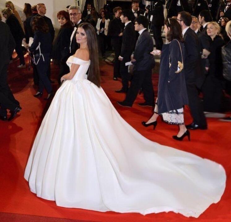 Red Carpet Prom Dresses Long Satin Off The Shoulder A Line Celebrity Evening Dress Back Zipper Special Occasion Dresses Party Gowns