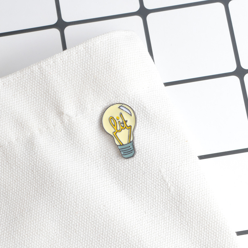

Lovely Yellow Light Bulb Enamel Brooch Pin Badge Lapel Pins Denim Jeans Shirt Bag Brooches Cartoon Fashion Jewelry Kids Gift, Gray
