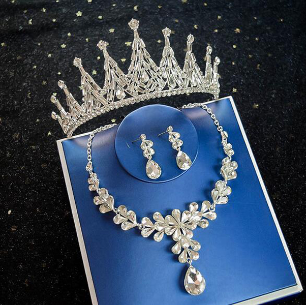 

The latest high-end bridal wedding crown necklace earrings three-piece white crystal handmade exquisite craft birthday banquet headdress