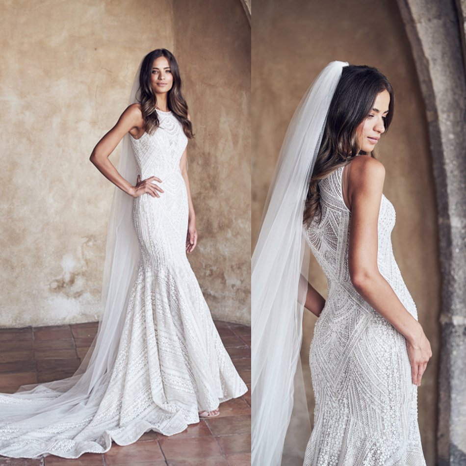 

Modest Bohemian Mermaid Wedding Dresses Jewel Neck Sleeveless Princess Gown Sweep Train Tulle Lace Pears Beads White Bridal Gowns, Dark red