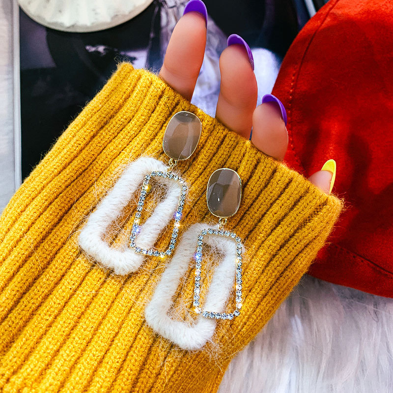

Autumn and Winter Temperament Sweet Rhinestone Plush Rectangular Dangle Earrings Simple Fashion Ladies Accessories Jewelry