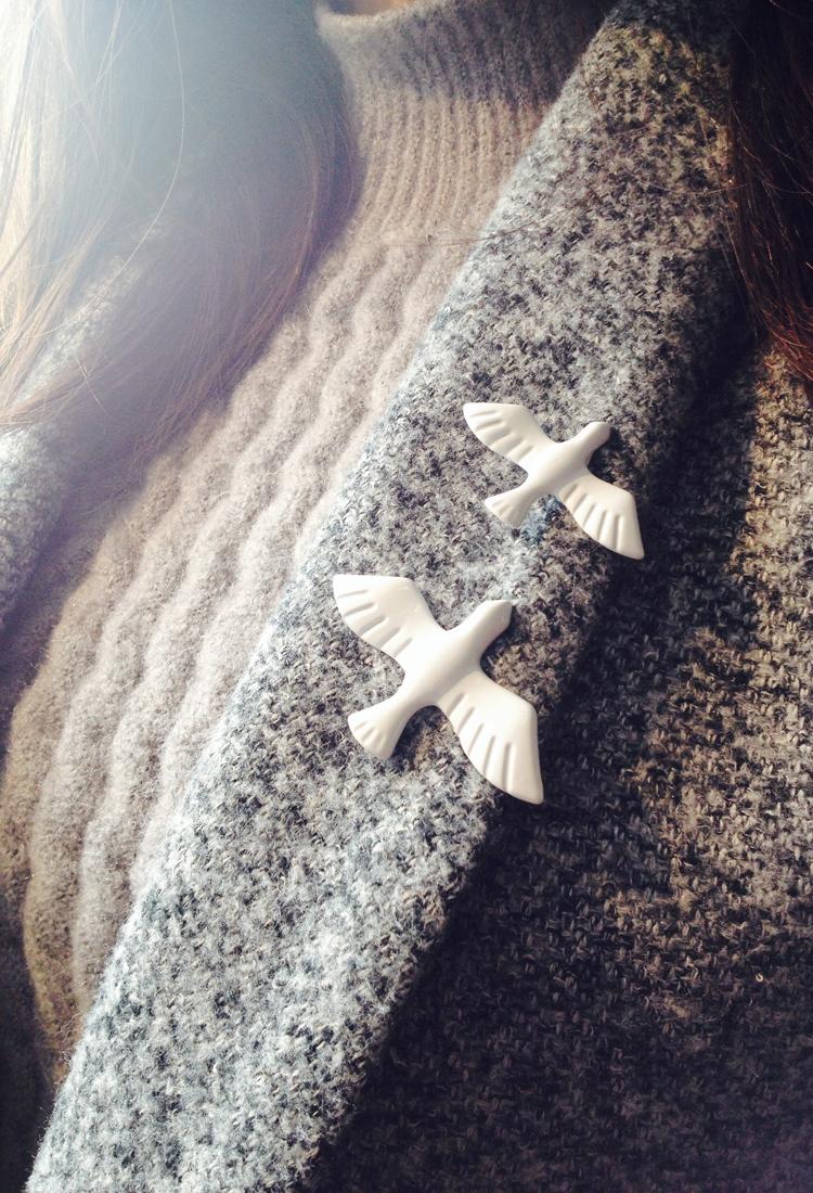 

Art fresh retro metal white pigeons peace dove brooch chest flower badge collar needle wholesale