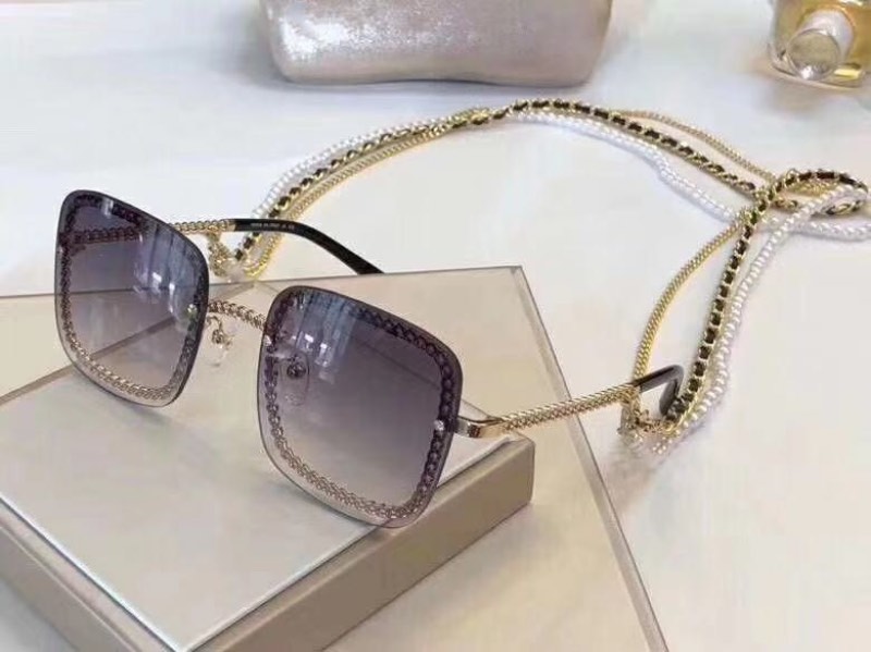 Luxury Designer Sunglasses For Women Square Chain Frame And Temples Fashion Ladies Metal Chains