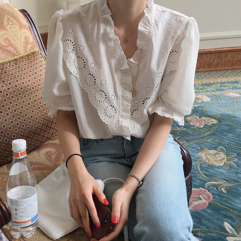 

Chic White Vintage V-neck Short Sleeves Hollow Out Blouse 2020 Gentle Summer Sleeves Shirts Blusas High Street Solid