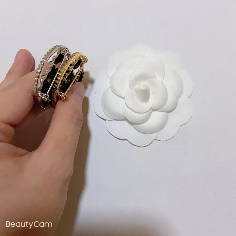 

New items 4CM fashion leather handmade brooch with metal C classic breast pin for ladies collection luxury design accessories VIP gift, Gray