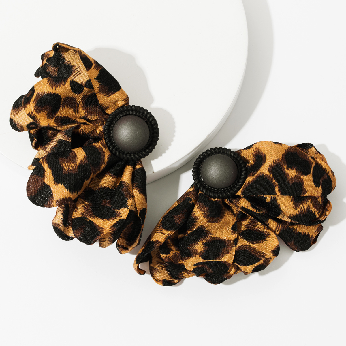 

Exaggerated personality creative resin Leopard lace flower earrings fashionable women sexy literary earrings new style