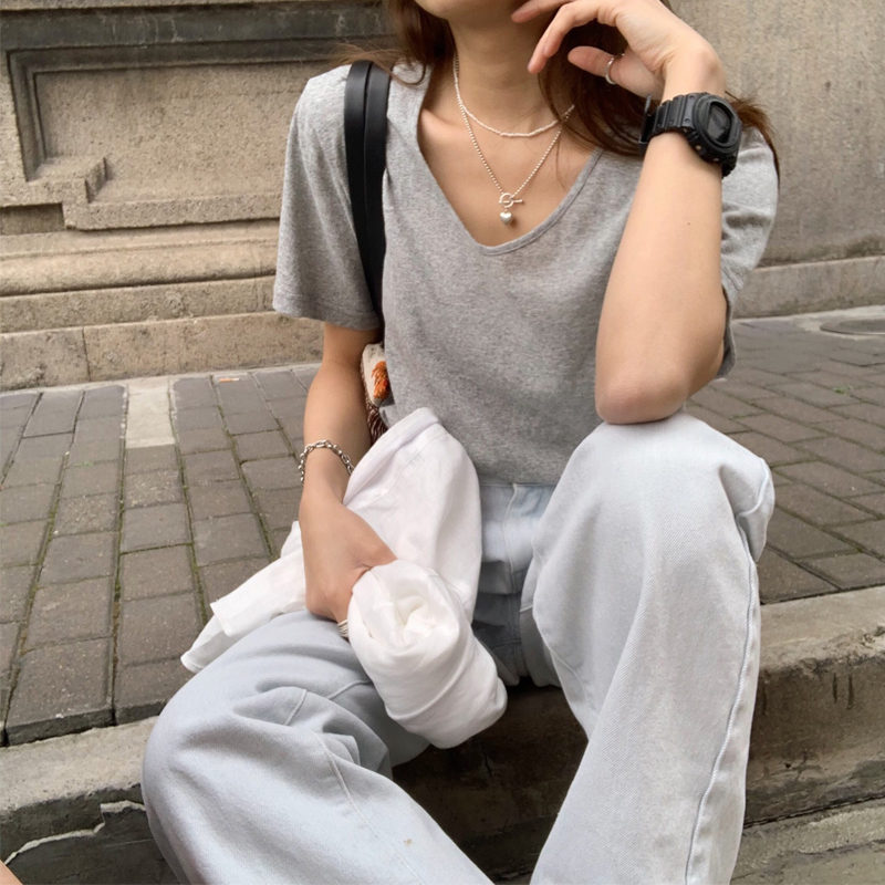 

The new South Korean Summer 2020 V-neck short sleeve foundation plain color cover top base T-shirt women's wear, Beige