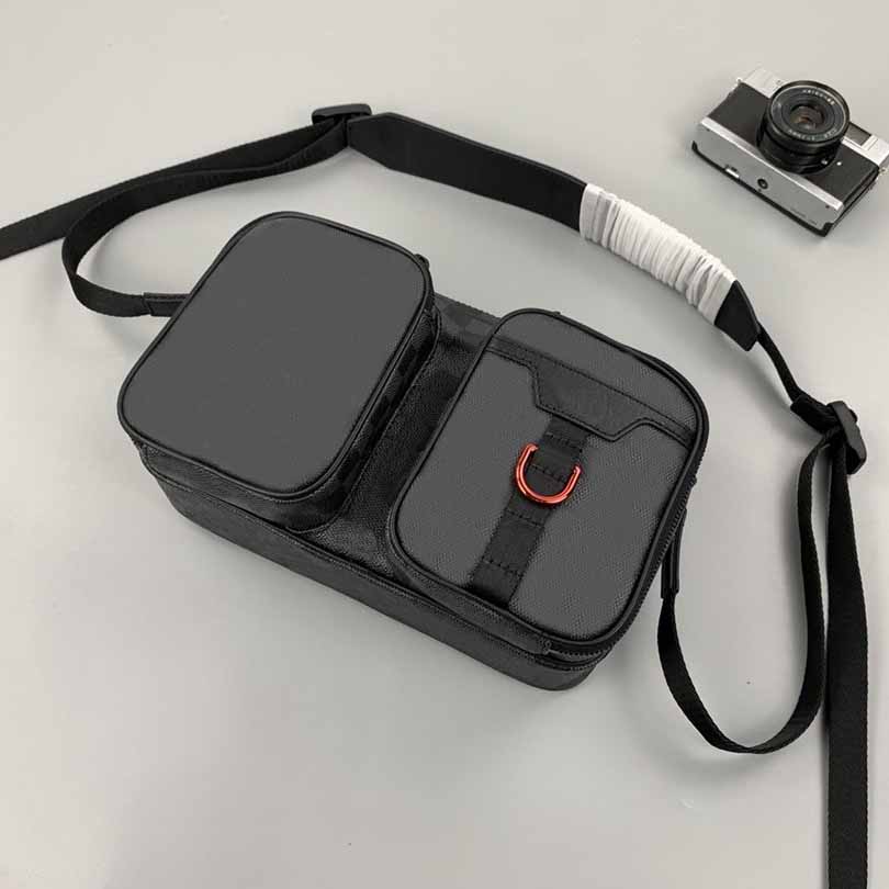 

Men's cross bag 40black 280 postman bag is simple and stylish with its unique design SIZE 27 16 10, Black grid