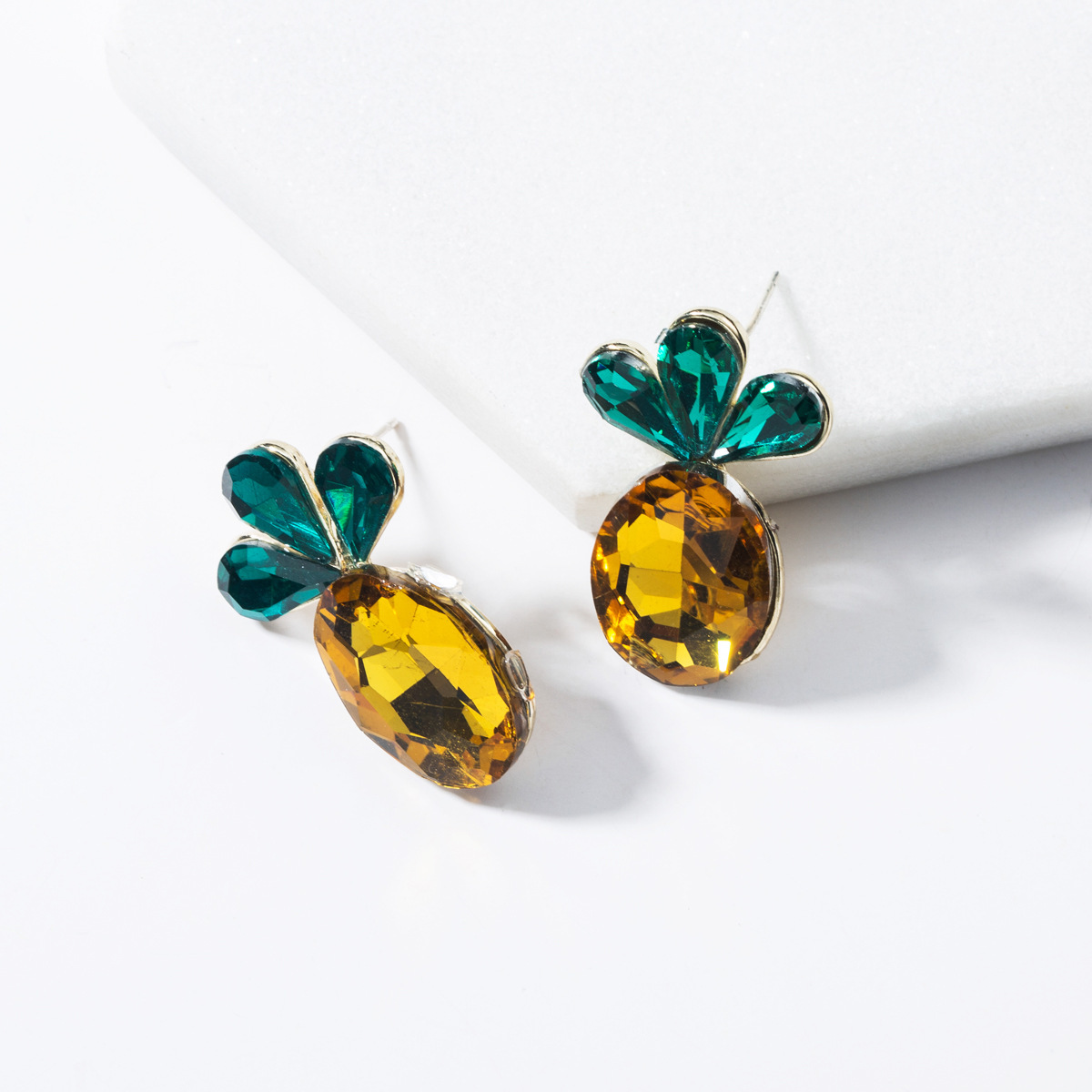 

Creative S925 silver needle acrylic Diamond radish full diamond earrings girls' heart small personality delicate earrings