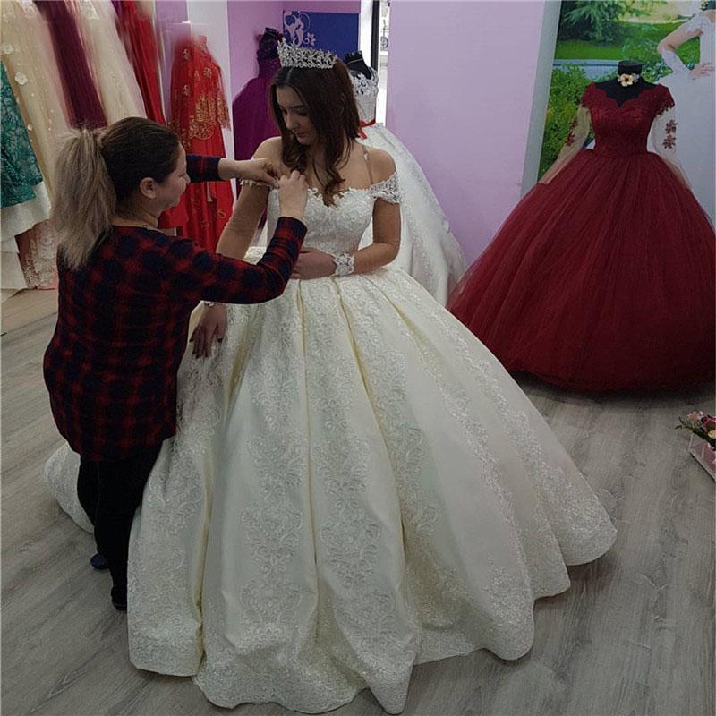 

Dubai Off Shoulder Ball Gown Lace Wedding Dresses with Appliques Court Train Short Sleeves Wedding Bridal Gowns Robe De Mariee, White