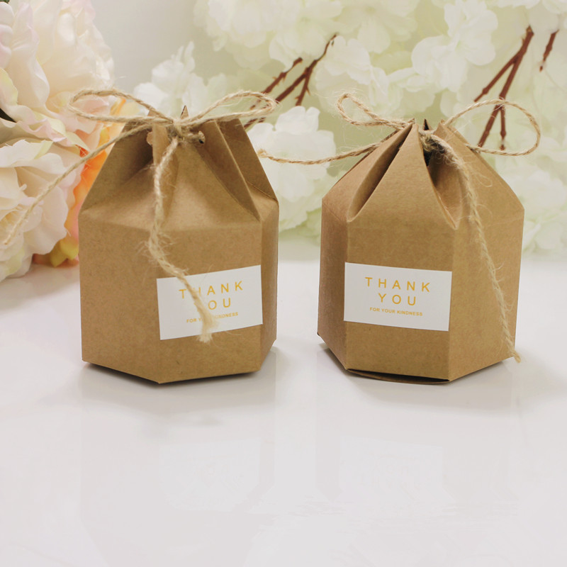 

100pcs Creative Kraft Paper Candy Gift Boxes Lantern Hexagon Shape Wedding Favors Cake Gift Packaging Boxes Dragees Box Bags