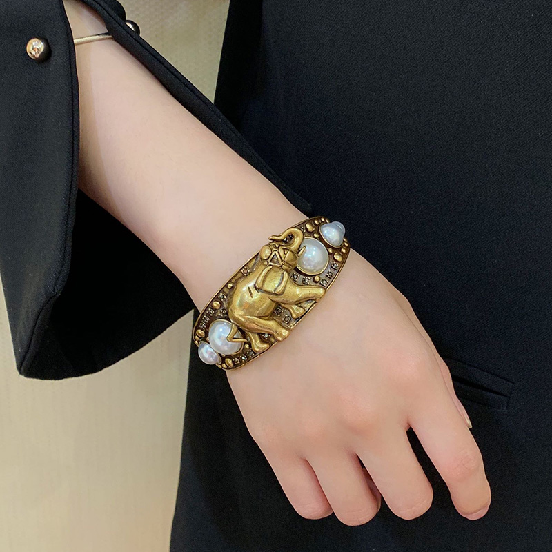 

Brand Vintage Jewelry For Women Pearls Animal Vintage snake lion Bangle wild Yellow Brass Jewelry Lion Elephant