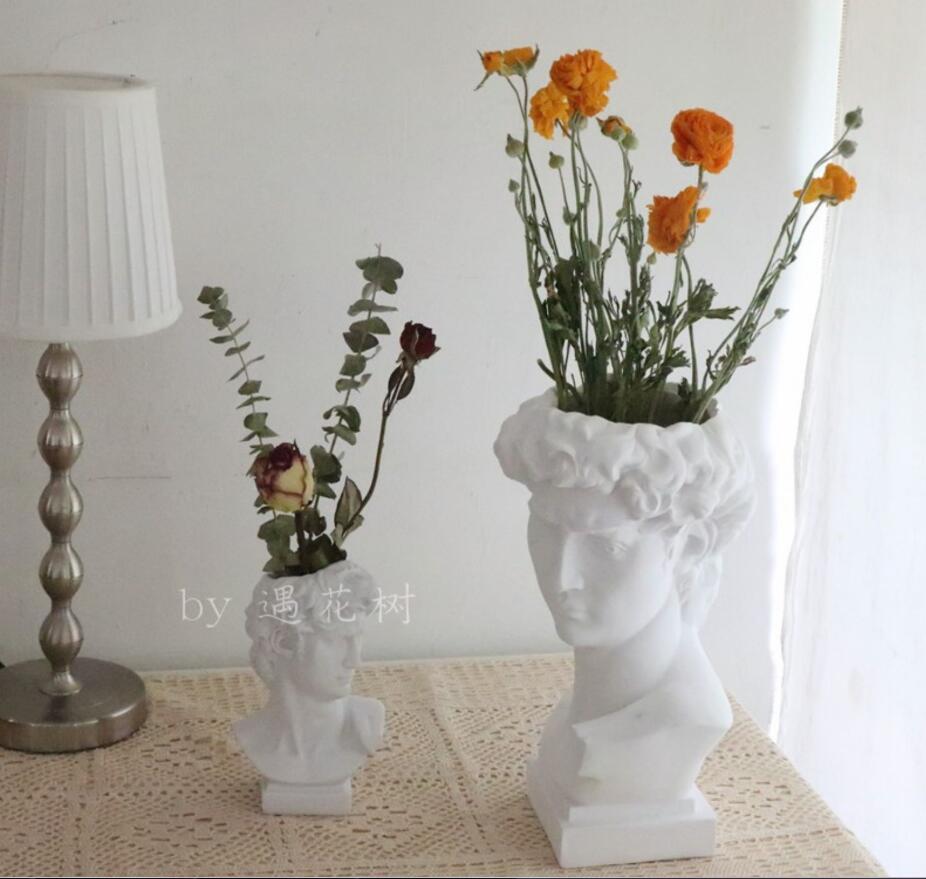 David vases ornaments plaster sculptures retro dried flowers and flower arrangement shop table display Vase-image-558456997