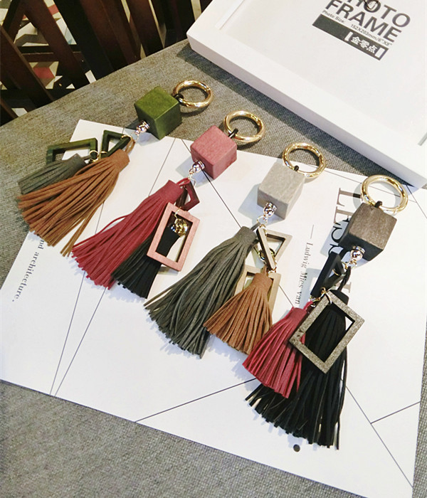 

New Woman Key Chains Geometric Square Wood Keyings Clothing / Bag Accessories Fashion Car Holder for Purse Bag Long Big Tassel