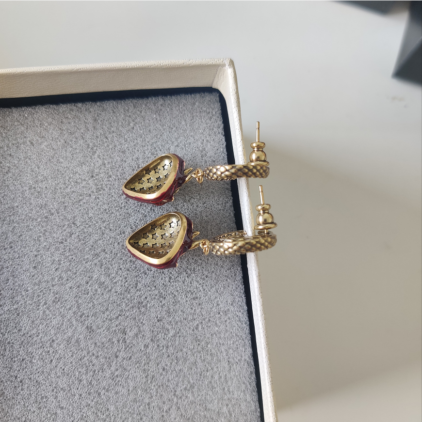 

Strawberry Woman Earrings Nostalgia In The Sweetness Classic Distressed Brass Material with S925 Sterling Silver Pin Earrings