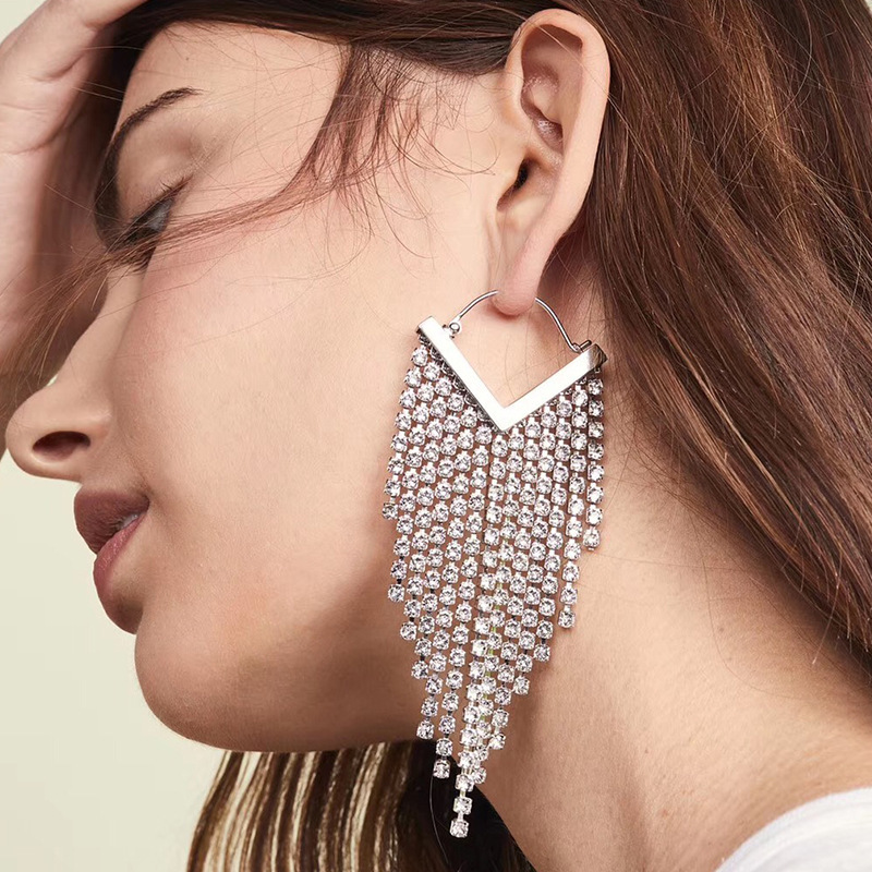 

Exaggerated V-neck acrylic diamond long tassel earrings female super fairy trendsetter earrings ins cold wind