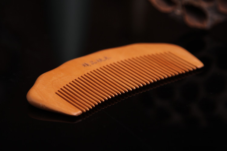 

Free custom-made LOGO small peach comb anti-static bag comb solid wood to map custom opening gifts