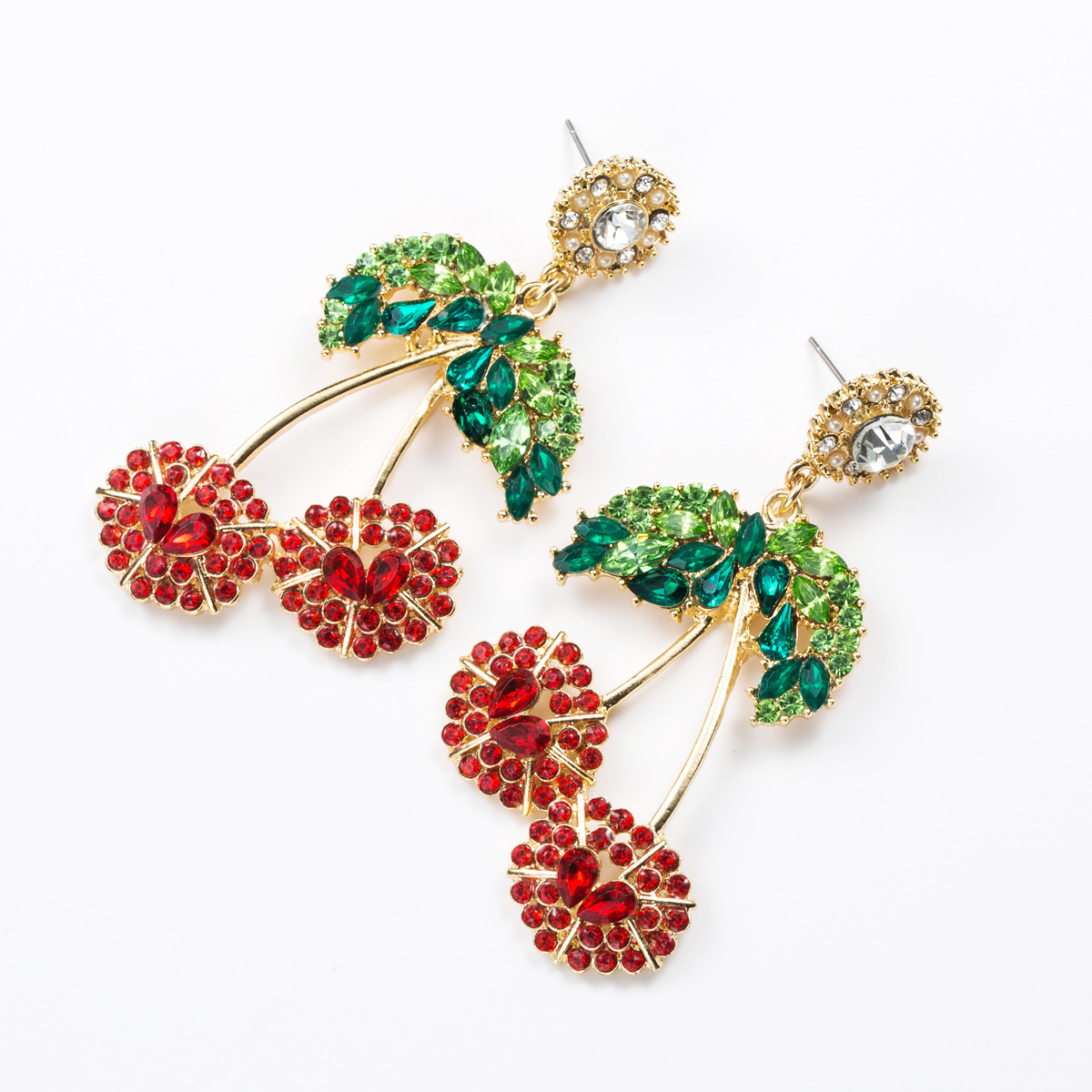 

Cute girl heart acrylic Diamond cherry earrings women's fashion personalized summer cool fruit wind earrings