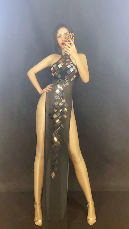 

Real Photo Gold Sequined Chinese Cheongsam with High Side Split Fashion Halter Neck Sleeveless Women Stage Performance Costume, Black