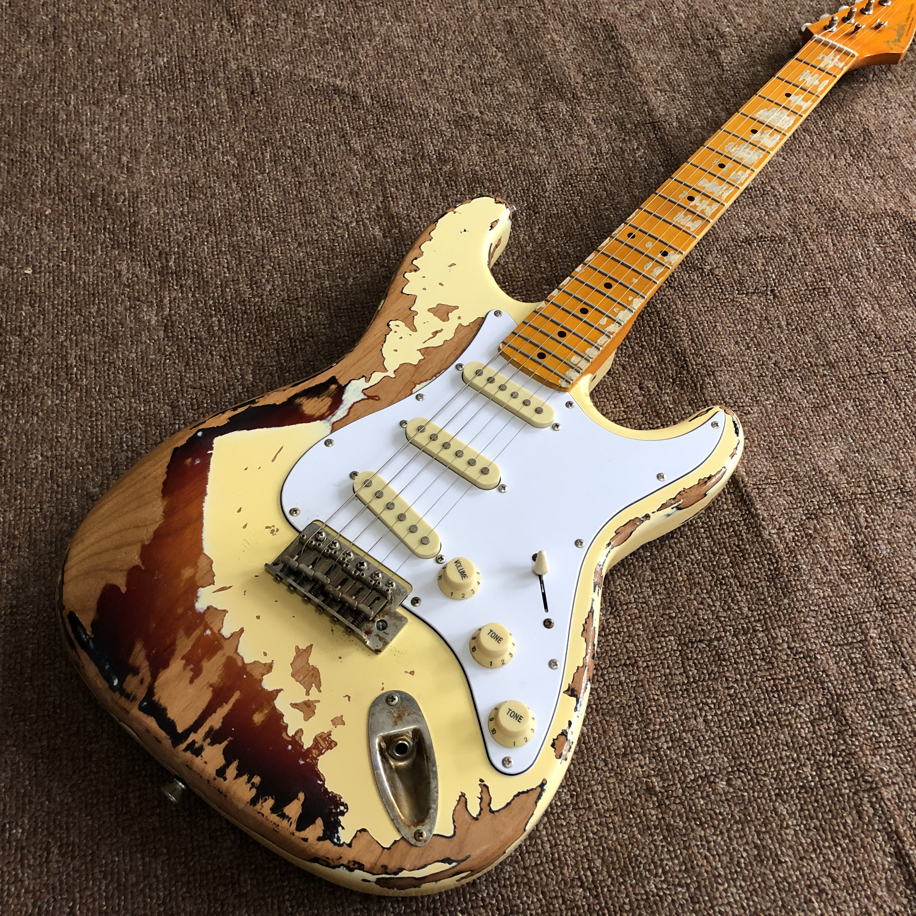

Masterbuilt John Cruz Rock Monster 1961 Pin-Up Girl Relic White Over 3 Tone Sunburst Relic Electric Guitar