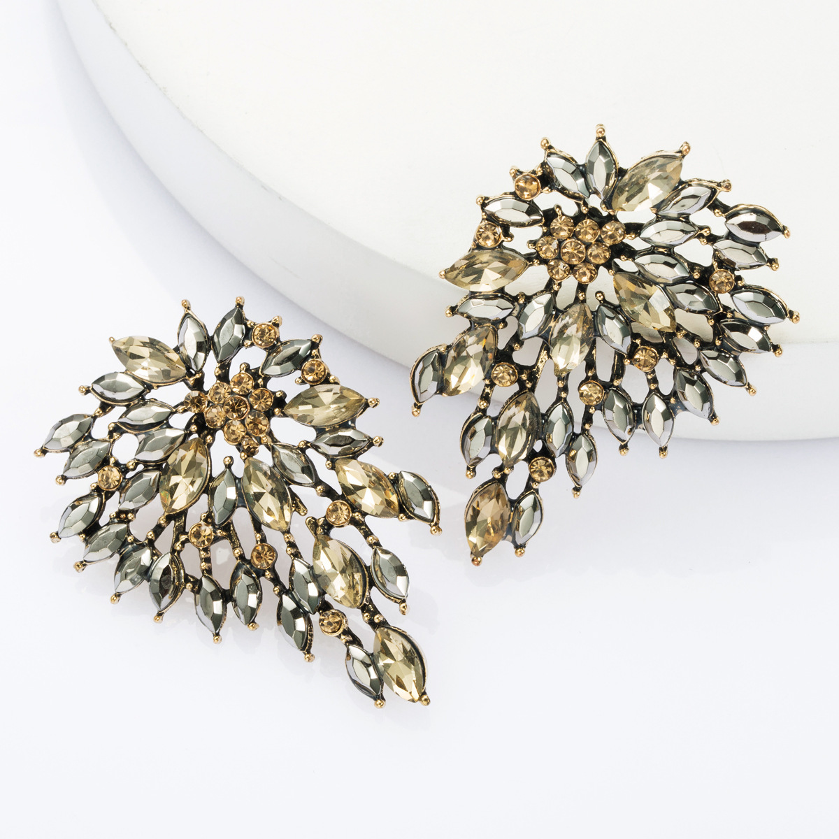 

Exaggerated fashion alloy Diamond rhinestone full diamond earrings women's fashion super flash earrings cold wind earrings