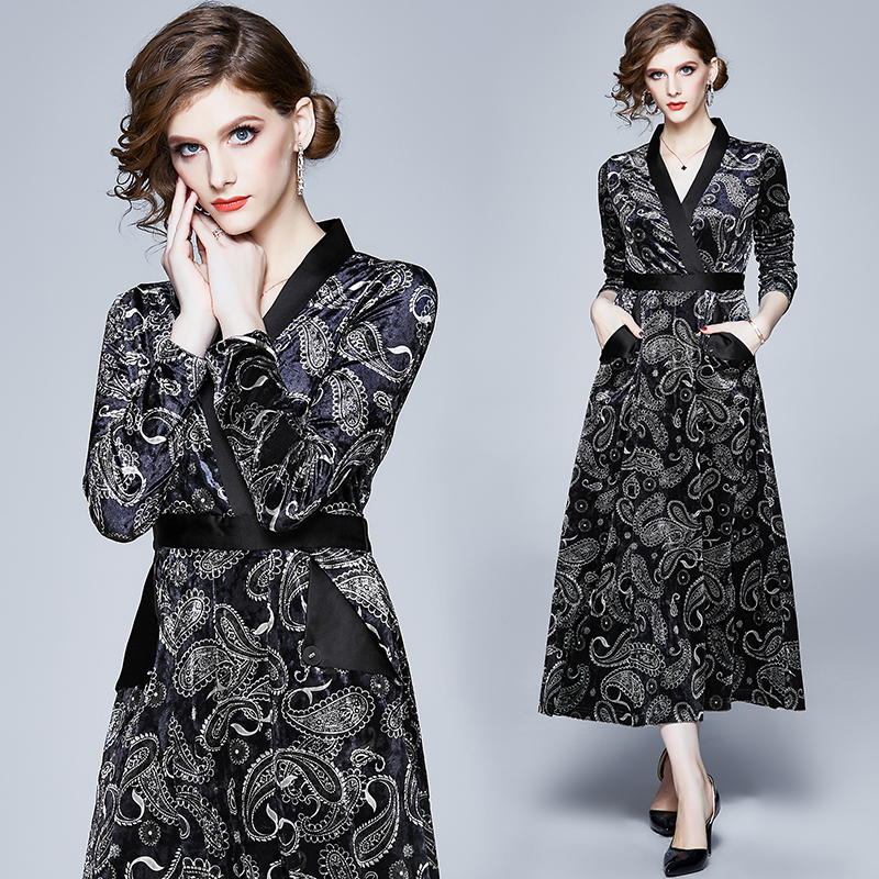 

Europe and the United States to film printing pleuche posed dress, Black