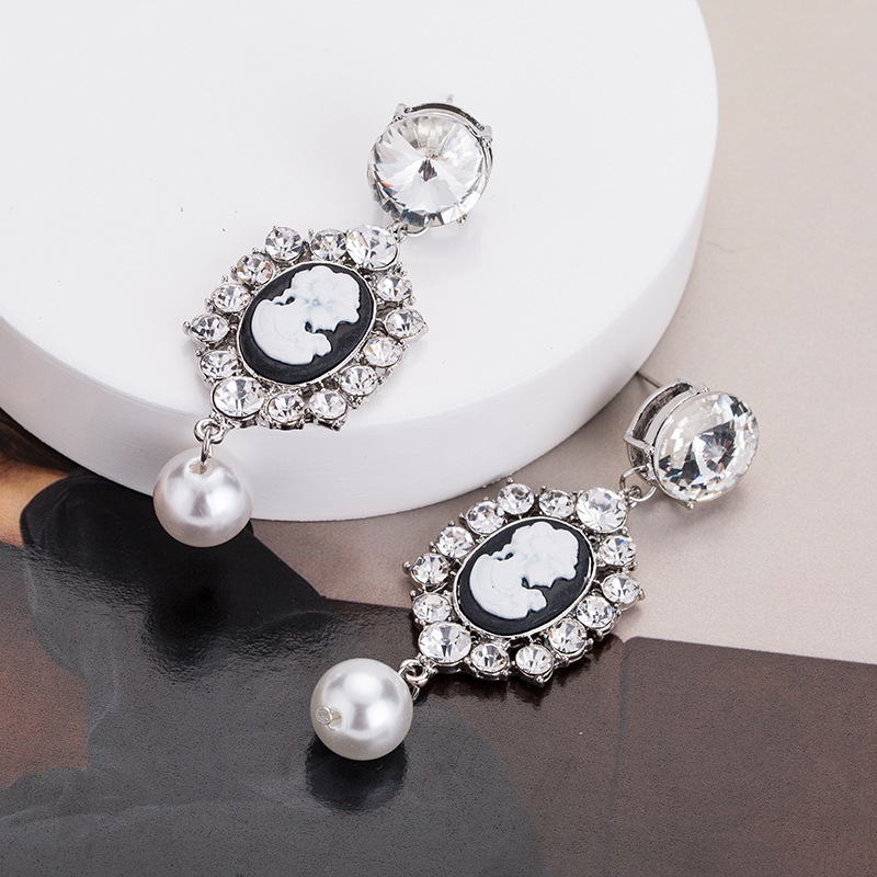 

Exaggerated earrings Diamond Queen portrait imitation pearl earrings fashion earrings Bohemia