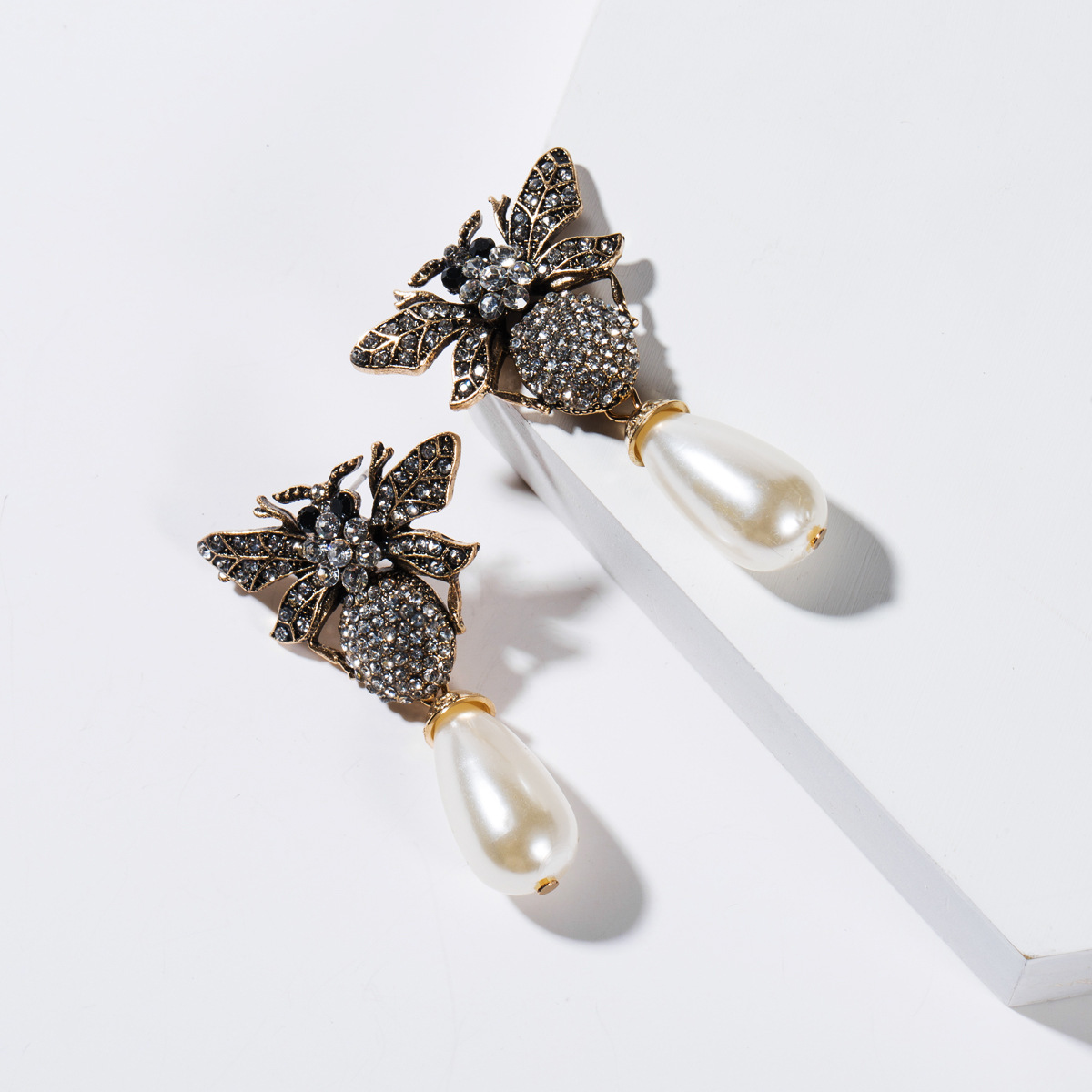 

Exaggerated acrylic Diamond insect pearl earring bee earrings female temperament earring earrings