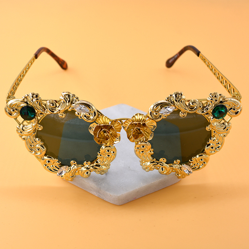 

2020 Cat Eye Sunglasses Women Luxury Gold Hollow Diamond Frame Brand Designer Sunglasses for Ladies Girls Shades