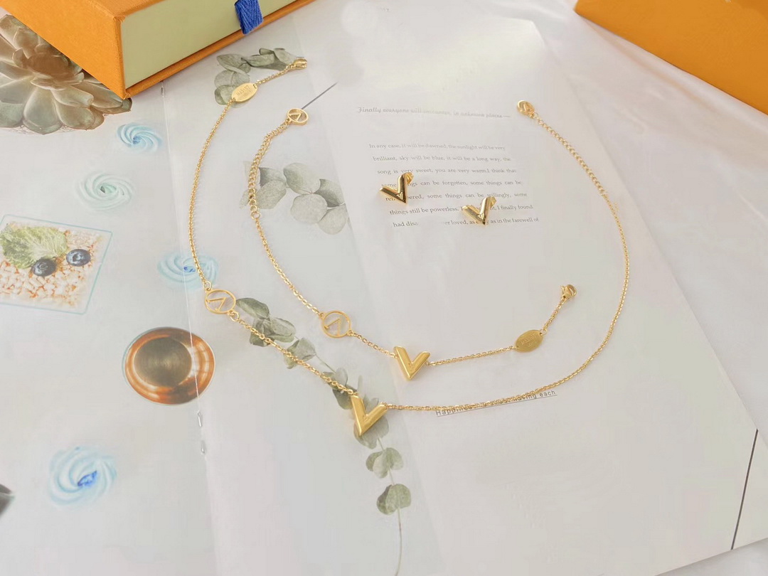 

Europe America Fashion Style Jewelry Sets Lady Women Titanium Steel Engraved V Initials Charm Pendant Necklace Bracelet Stud Earrings Sets, No original box