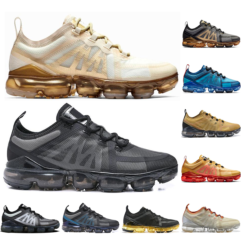 le scarpe da tennis bianche e blu