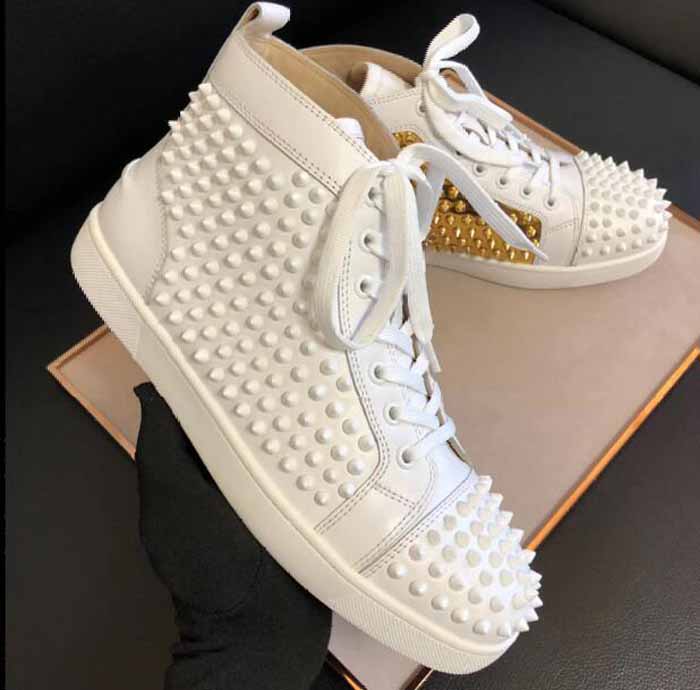 

Name Brand Classic Red Bottom Men Spiked Sneaker Shoe Black White Leather Men Casual Fashion Rivets Shoes High Top Dress Party Sneakers With