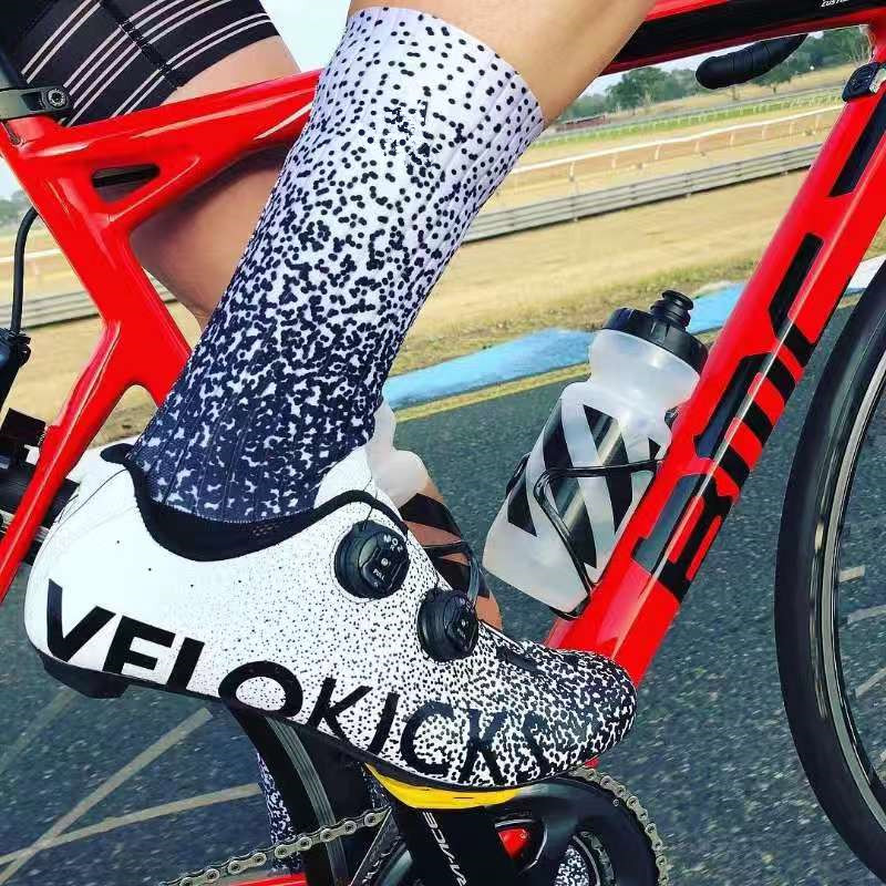 

New Anti Slip Seamless Silicone Cycling Socks Integral Moulding High-tech Bike Aero Bicycle Outdoor Running Sport Socks, Black