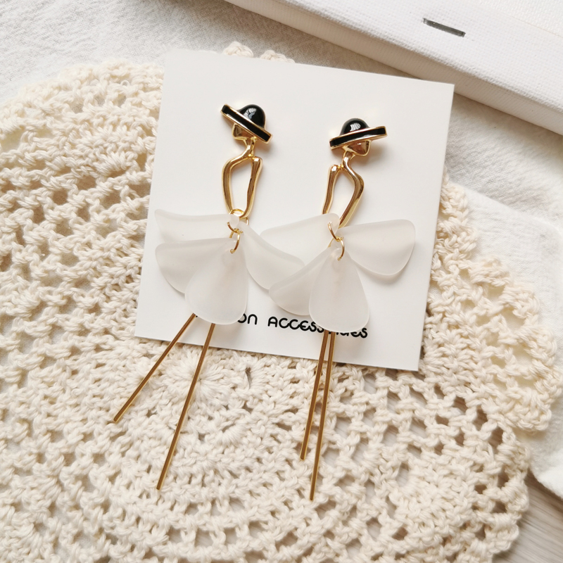 

Temperament Joker Tassel Earrings Petals British Wind Earrings Transparent Female Personality Heart Women Push-back Zinc Alloy